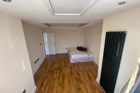 4 bedroom maisonette to rent, Kenton Road, Harrow HA3