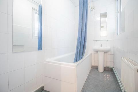 3 bedroom flat to rent, Canrobert Street, London