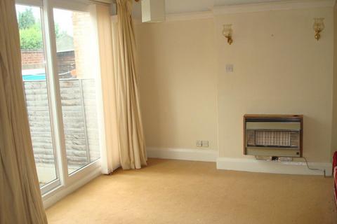 3 bedroom semi-detached house to rent, Cleveleys Avenue, Leicester