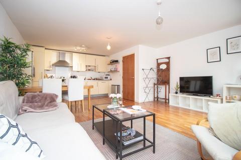 2 bedroom flat to rent, Quaker Street, London