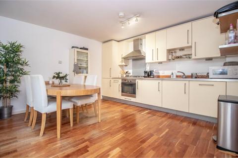 2 bedroom flat to rent, Quaker Street, London