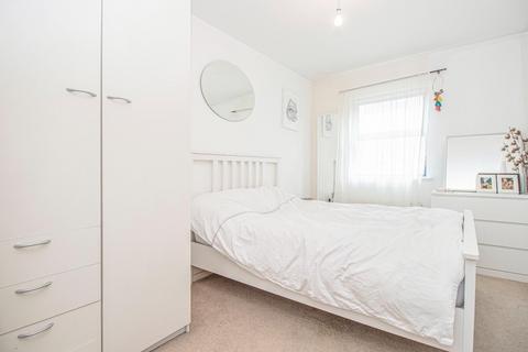 2 bedroom flat to rent, Quaker Street, London