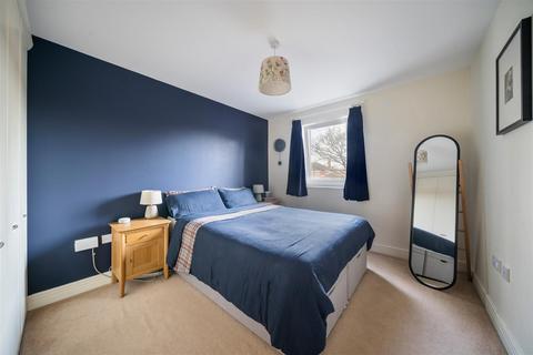 31 Greenview Drive, Raynes Park, London, SW20 9DS