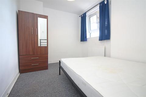 3 bedroom flat to rent, Pott Street, London