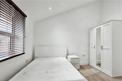 1 bedroom end of terrace house to rent, Kestrel Avenue, Staines-upon-Thames, Surrey, TW18