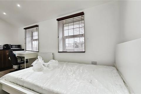 1 bedroom end of terrace house to rent, Kestrel Avenue, Staines-upon-Thames, Surrey, TW18