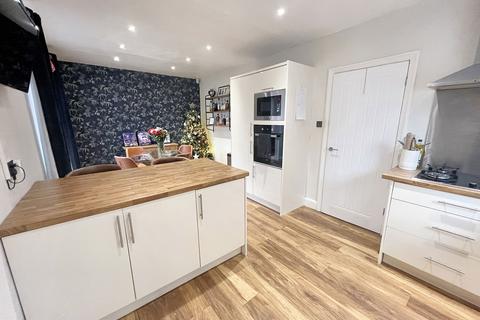 3 bedroom semi-detached house for sale, Elizabeth Drive, Forest Hall, Newcastle upon Tyne, Tyne and Wear, NE12 9QP