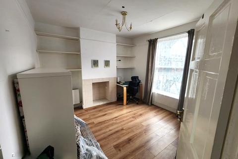 4 bedroom terraced house to rent, Pawsons Road, Thornton Heath