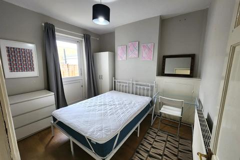 4 bedroom terraced house to rent, Pawsons Road, Thornton Heath