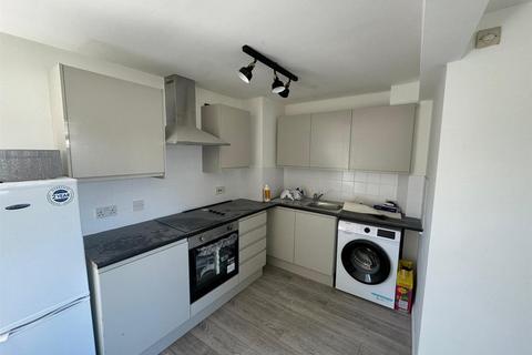 Studio to rent, Dellwood Gardens, Clayhall, Essex