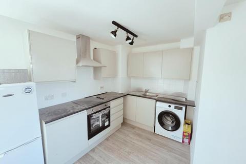 Studio to rent, Dellwood Gardens, Clayhall, Essex