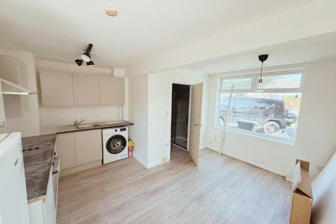 Studio to rent, Dellwood Gardens, Clayhall, Essex