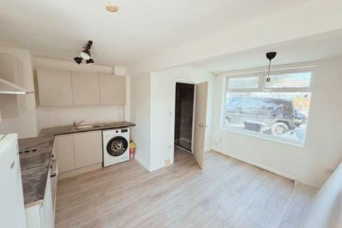 Studio to rent, Dellwood Gardens, Clayhall, Essex