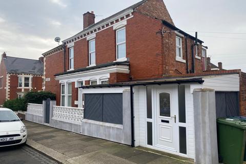 2 bedroom end of terrace house to rent, Biddlestone Road, Newcastle upon Tyne NE6