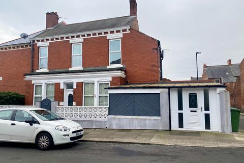 2 bedroom end of terrace house to rent, Biddlestone Road, Newcastle upon Tyne NE6