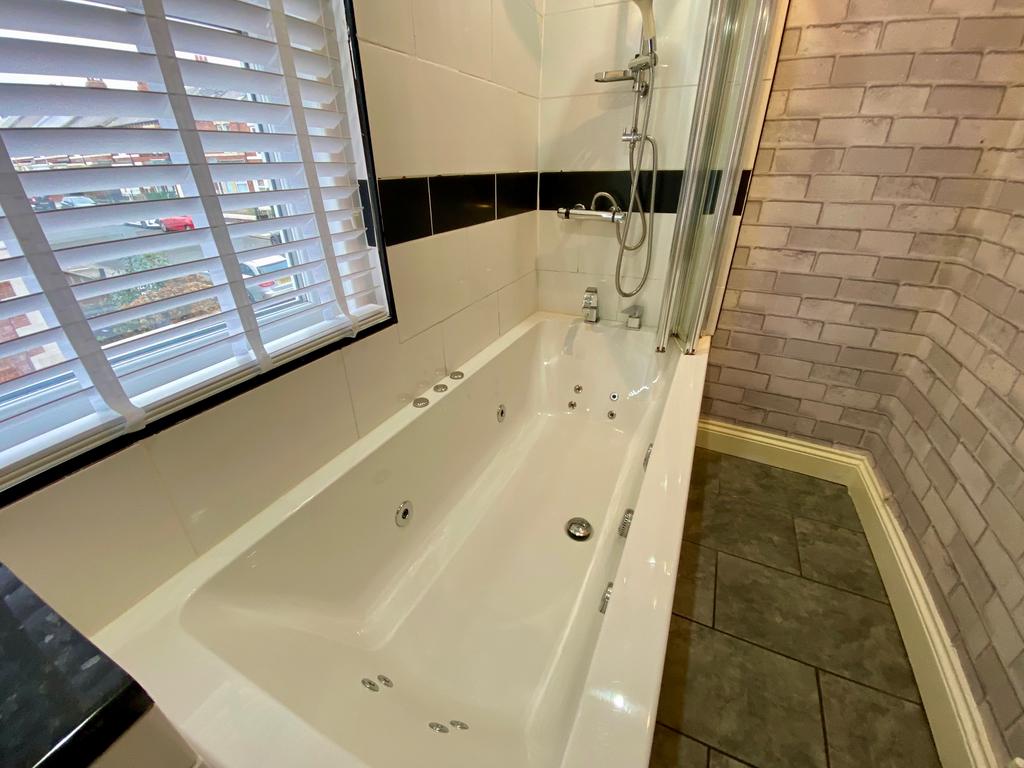 122 Biddlestone Road Jacuzzi bath