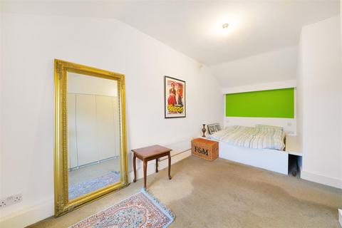 2 bedroom flat for sale, Lewisham Way, London, SE4