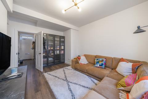 2 bedroom flat to rent, Tower Bridge Road Southwark SE1