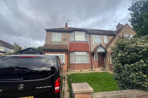 1 bedroom in a house share to rent, Ryefield Avenue, Uxbridge UB10