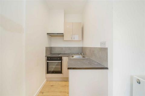 Studio to rent, Brent Cross Gardens, London NW4