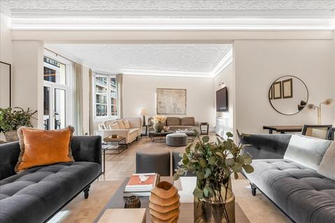 8 bedroom apartment to rent, Wellington Court, London, SW1X