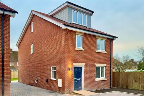 4 bedroom detached house to rent, Bramley Close, High Wycombe HP12