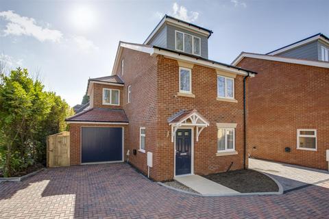 4 bedroom detached house to rent, Bramley Close, High Wycombe HP12