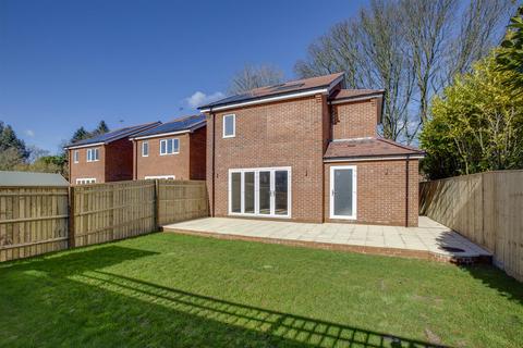 4 bedroom detached house to rent, Bramley Close, High Wycombe HP12