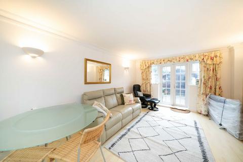 2 bedroom flat to rent, Harper Mews, London SW17