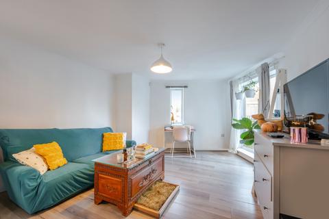 2 bedroom flat for sale, Armoury House, 7 Gunmakers Lane, London