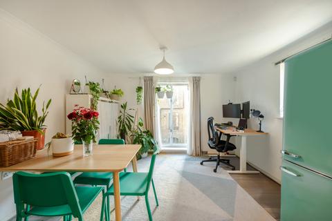 2 bedroom flat for sale, Armoury House, 7 Gunmakers Lane, London