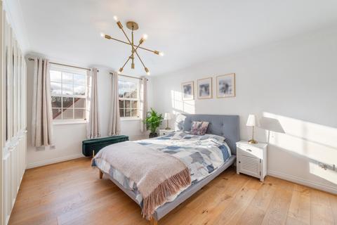18 Edward Square, London, SE16 5EE