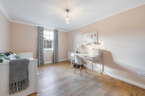 18 Edward Square, London, SE16 5EE