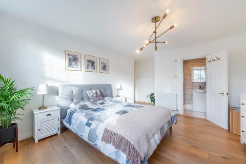 18 Edward Square, London, SE16 5EE
