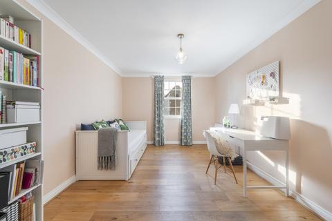 18 Edward Square, London, SE16 5EE