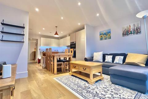 3 bedroom flat for sale, Camden High Street, London