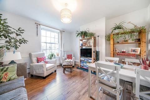 3 bedroom flat to rent, Albion Avenue London SW8