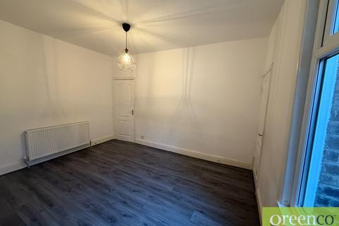 3 bedroom terraced house to rent, Broomhall Road, Salford M27