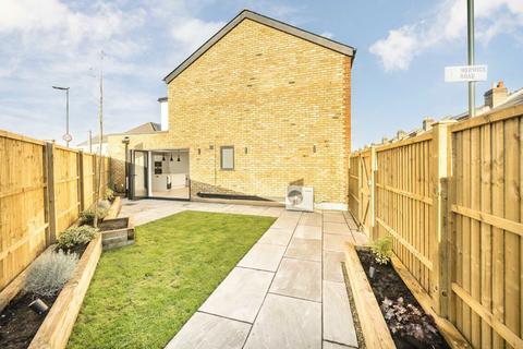 58 Warwick Road, Twickenham, TW2 6SW