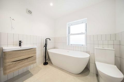 58 Warwick Road, Twickenham, TW2 6SW