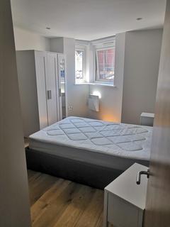 2 bedroom flat to rent, Flat 10 Signal House , 137 Great Suffolk Street, London