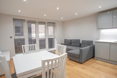 2 bedroom flat to rent, Flat 10 Signal House , 137 Great Suffolk Street, London