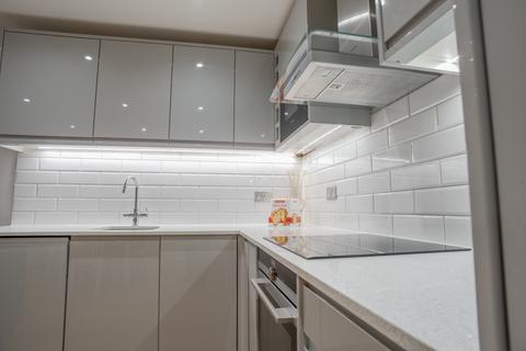 2 bedroom flat to rent, Flat 10 Signal House , 137 Great Suffolk Street, London