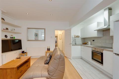 2 bedroom flat to rent, Kingsgate Road, West Hampstead, London NW6