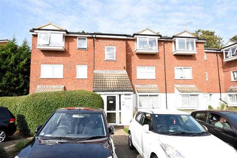 2 bedroom flat to rent, Heathdene Drive, Upper Belvedere DA17