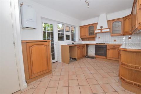 2 bedroom end of terrace house to rent, High Gables, Loughton, IG10