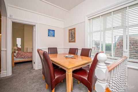 2 bedroom flat for sale, Broadway, Sandown