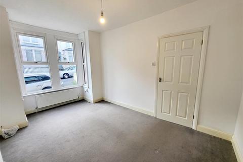 2 bedroom terraced house to rent, Castle Avenue, Rochester