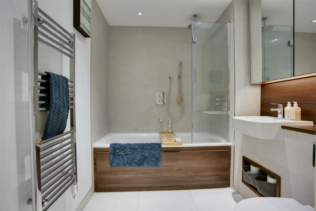 Linnet Court Guest Bathroom