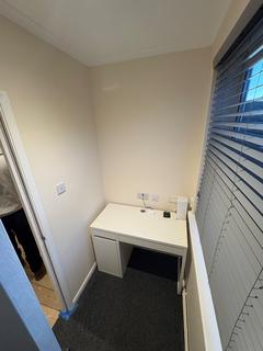 1 bedroom in a house share to rent, Dollis Drive, Farnham, GU9